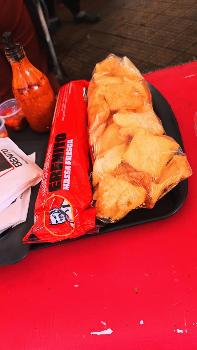 Pastel da Pastelaria Erenito na Feira do Bixiga — Feira do Bixiga, Bela Vista, São Paulo