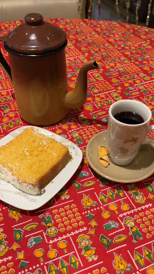Bolo de fubá com calda de goiabada