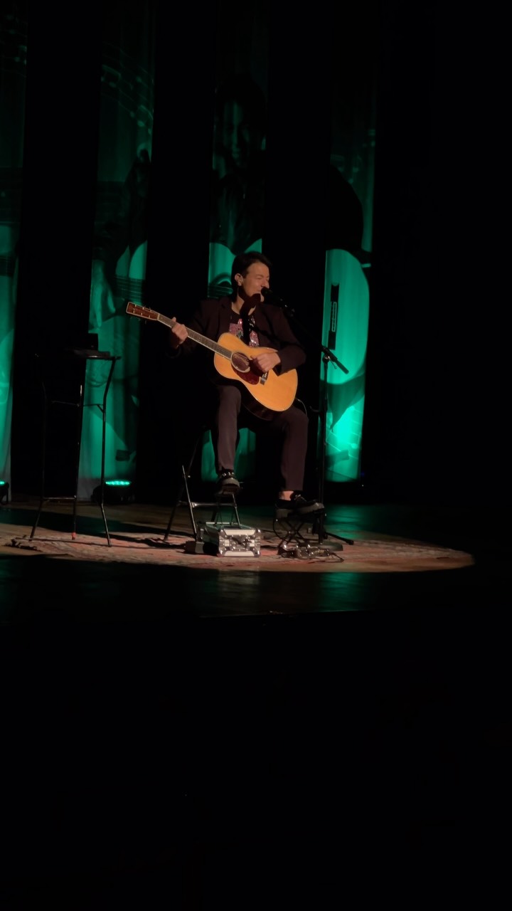 Alex Cohen Interpreta o Rei