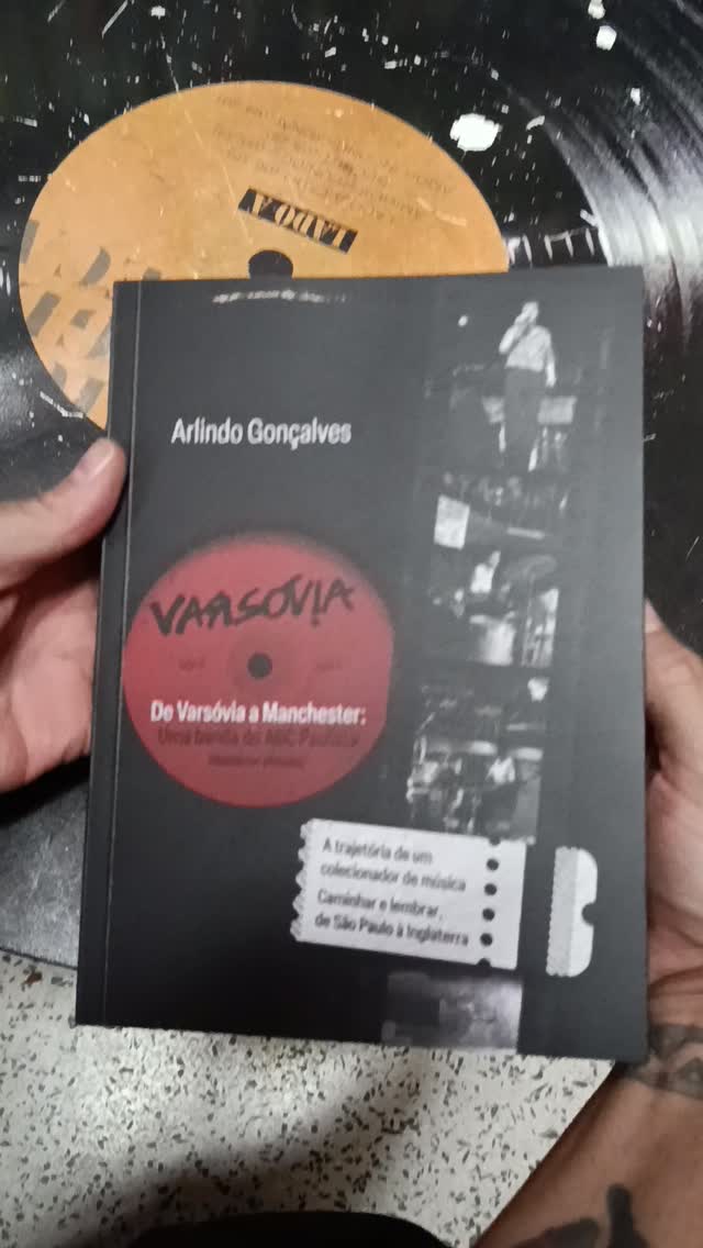 Lançamento de livro com conteúdo sonoro explícito